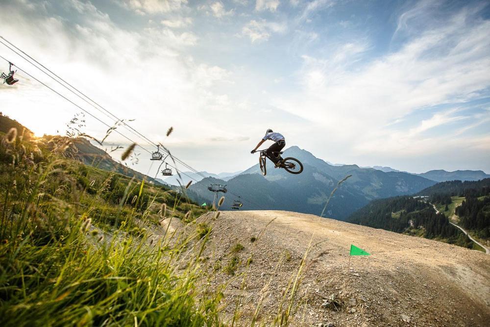 Logis Hotel Gai Soleil Samoens Bagian luar foto