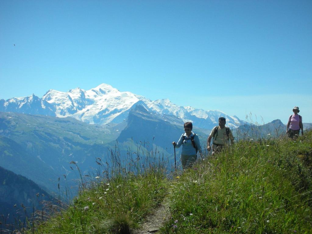 Logis Hotel Gai Soleil Samoens Bagian luar foto