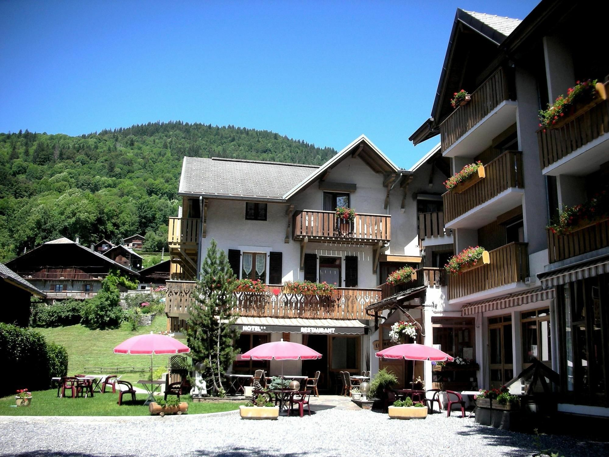 Logis Hotel Gai Soleil Samoens Bagian luar foto