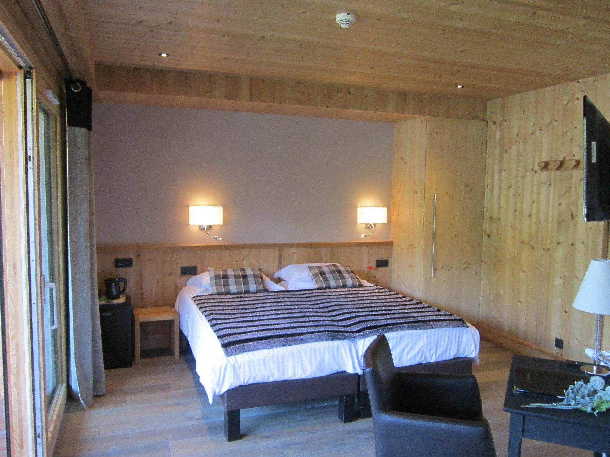 Logis Hotel Gai Soleil Samoens Bagian luar foto