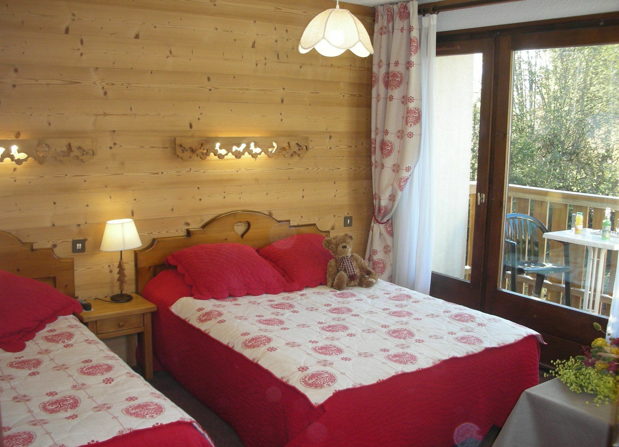 Logis Hotel Gai Soleil Samoens Bagian luar foto